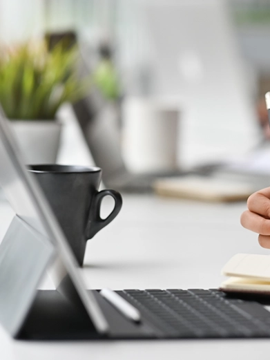 close-up-view-young-businesswoman-working-his-plan-writing-idea-notebook-with-digital-tablet copiar